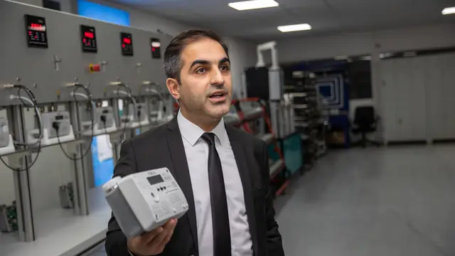 Bakan Kacır, Sakarya'da üretilen akıllı ultrasonik doğal gaz sayacını inceledi
